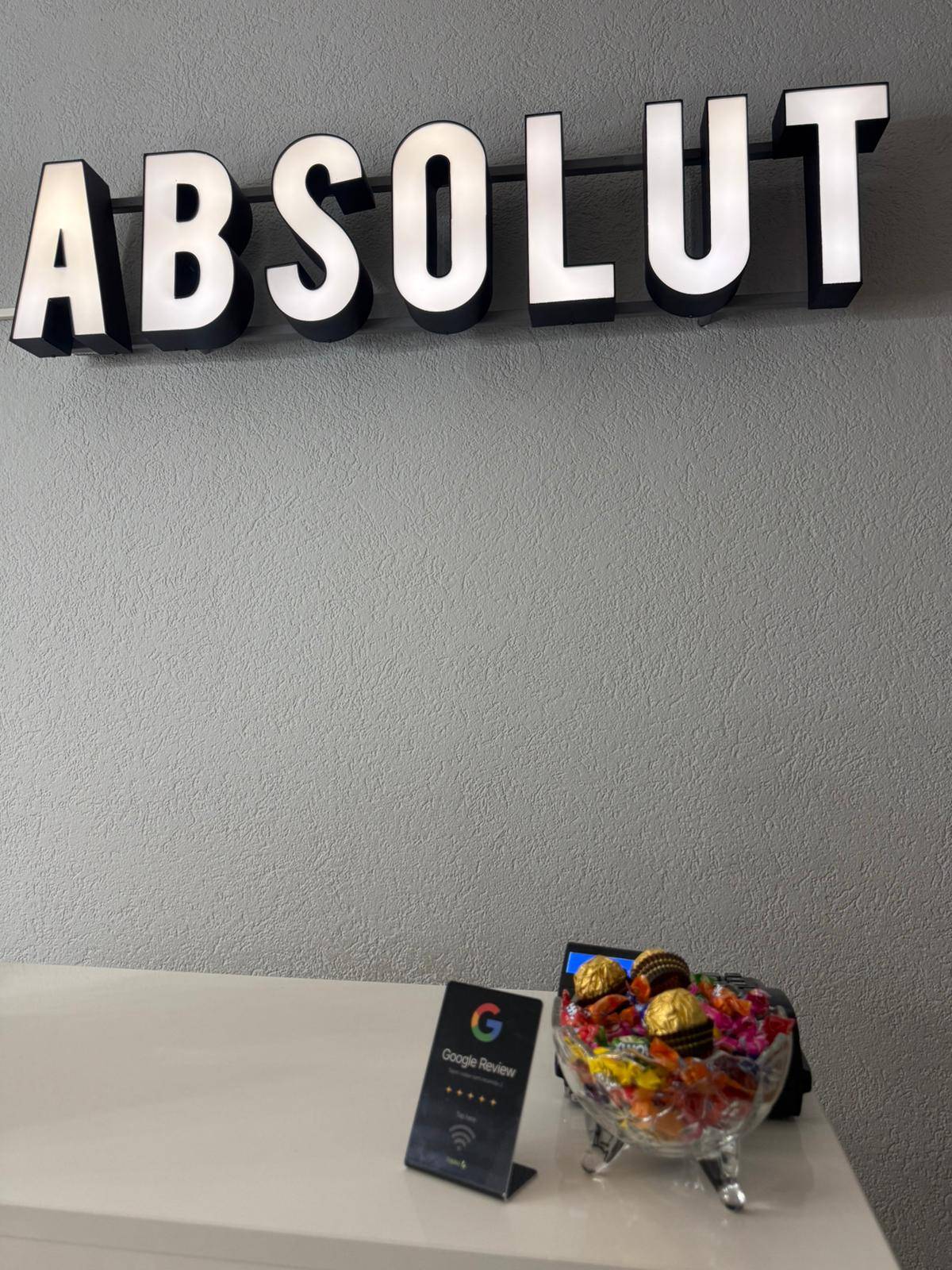 Tapka stalak u Salonu Absolut